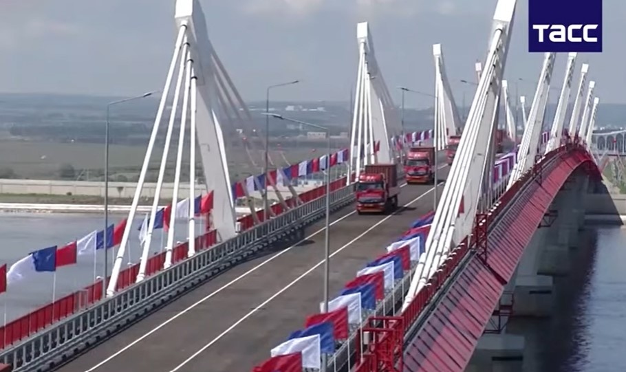Русия днес официално откри първия си автомобилен мост през река